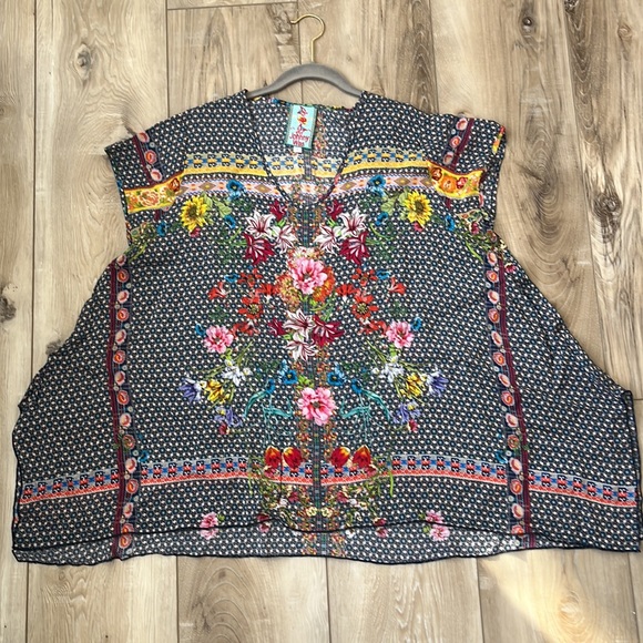 JOHNNY WAS Dolce Drapey Short Sleeve Top with Floral Detail Size Large - Picture 2 of 9